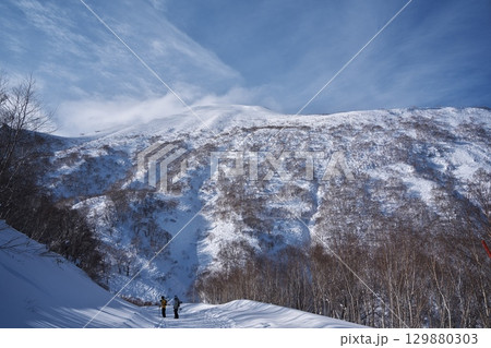 厳冬のニセコアンヌプリへのバックカントリーから花園ゲレンデへの帰り道からニセコアンヌプリを振り返る 129880303