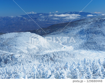 冬の北八ヶ岳・北横岳の樹氷と金峰山の遠望 129880448