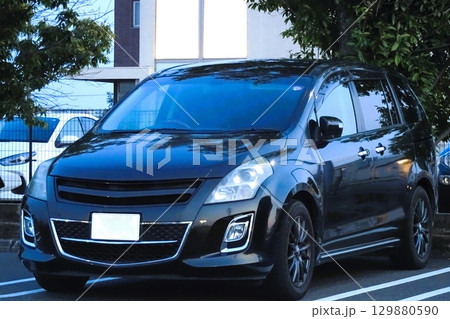 駐車場に並んだ乗用車(マツダ・MPV 3代目後期型 ) 駐車場に並んだ乗用車(マツダ・MPV 3代目後期型 ) 129880590