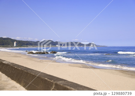 千葉県南房総市の和田浦海水浴場の青い海と青い空 129880739