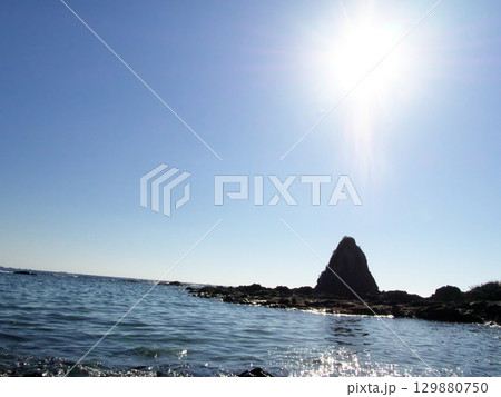 奇岩と太陽 129880750