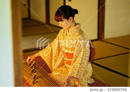 琴を弾く着物姿の女性 琴を弾く着物姿の女性 129880798