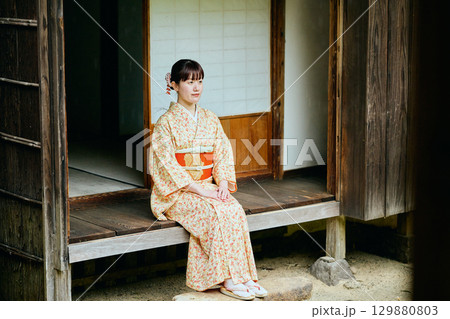 縁側で静かに佇む着物姿の女性 縁側で静かに佇む着物姿の女性 129880803