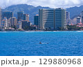 ワイキキの海を漕ぐカヌーと高層ビル群の風景 129880968