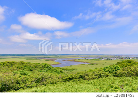 青空のもと、琵琶瀬展望台から望む霧多布湿原の風景 129881455