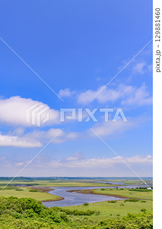 青空のもと、琵琶瀬展望台から望む霧多布湿原の風景 129881460