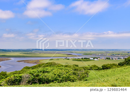 青空のもと、琵琶瀬展望台から望む霧多布湿原の風景 青空のもと、琵琶瀬展望台から望む霧多布湿原の風景 129881464