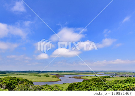 青空のもと、琵琶瀬展望台から望む霧多布湿原の風景 129881467