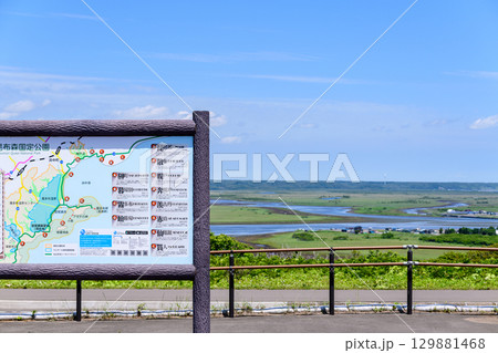 青空のもと、琵琶瀬展望台から望む霧多布湿原の風景 青空のもと、琵琶瀬展望台から望む霧多布湿原の風景 129881468