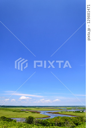 青空のもと、琵琶瀬展望台から望む霧多布湿原の風景 129881471