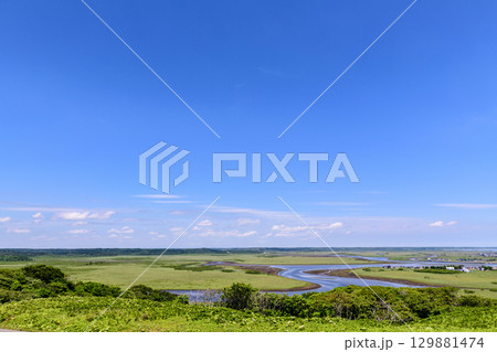青空のもと、琵琶瀬展望台から望む霧多布湿原の風景 129881474