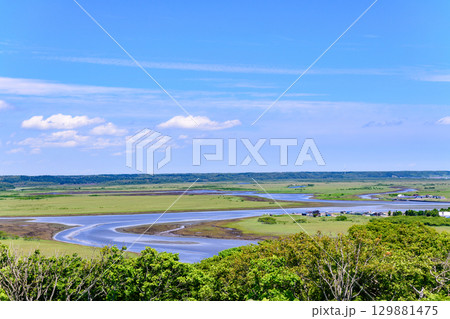 青空のもと、琵琶瀬展望台から望む霧多布湿原の風景 129881475