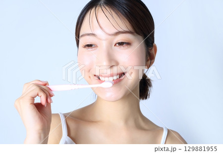 歯磨きをする女性イメージ 129881955