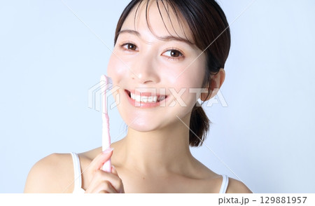 歯磨きをする女性イメージ 歯磨きをする女性イメージ 129881957