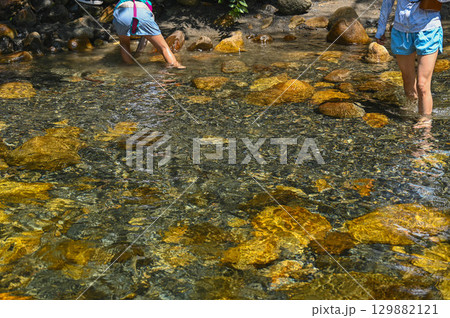 綺麗な川で遊ぶする子供たち 安曇野 綺麗な川で遊ぶする子供たち 安曇野 129882121
