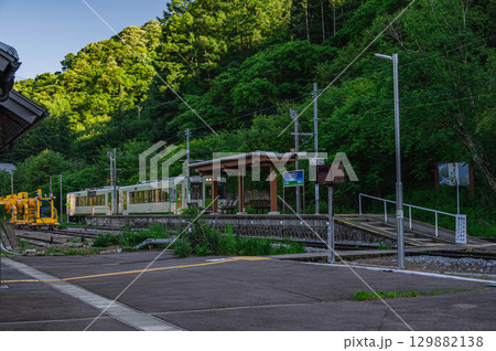 列車が停まっているJR信濃川上駅　 129882138