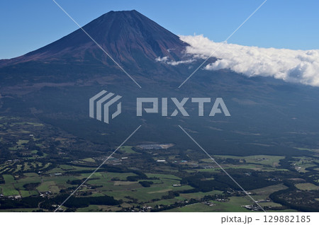 天子山地の毛無山より　富士山と朝霧高原 129882185