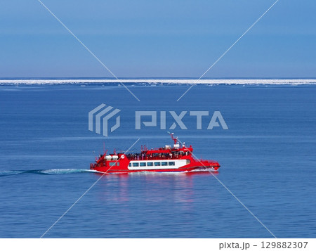 流氷とガリンコ号を氷海展望塔オホーツクタワーから臨む 129882307