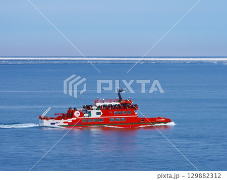 流氷とガリンコ号を氷海展望塔オホーツクタワーから臨む 129882312