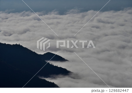 御坂山地の三方分山山頂より　霧に包まれた精進湖 129882447