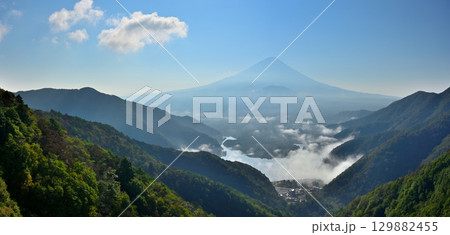 御坂山地の精進山展望台からの富士山パノラマ 129882455