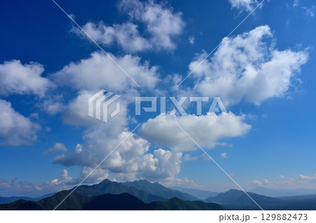 御坂山地のパノラマ台からの展望 青空に漂う白雲 御坂山地のパノラマ台からの展望 青空に漂う白雲 129882473