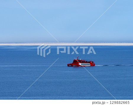 流氷とガリンコ号を氷海展望塔オホーツクタワーから臨む 流氷とガリンコ号を氷海展望塔オホーツクタワーから臨む 129882665