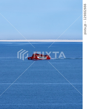 流氷とガリンコ号を氷海展望塔オホーツクタワーから臨む 流氷とガリンコ号を氷海展望塔オホーツクタワーから臨む 129882666