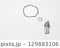 老人がさまざまなことを考えるイメージ 129883106