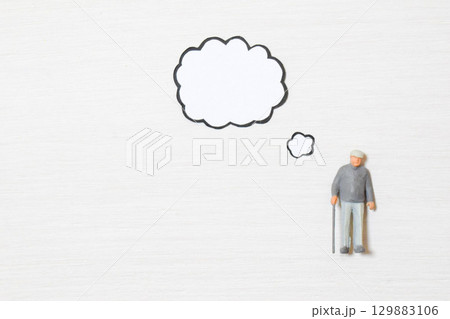 老人がさまざまなことを考えるイメージ 129883106
