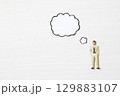 ビジネスマンがさまざまなことを考えるイメージ 129883107