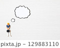 ビジネスウーマンがさまざまなことを考えるイメージ 129883110