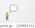 ビジネスマンがさまざまなことを考えるイメージ 129883112