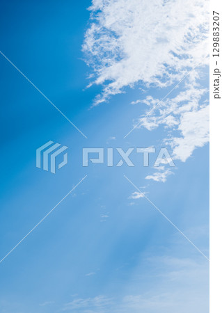 青空と白い雲 129883207