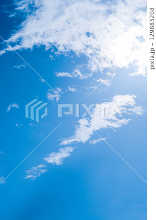 青空と白い雲 129883208