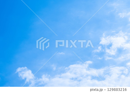 青空と白い雲 129883216