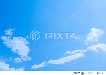 青空と白い雲 129883217