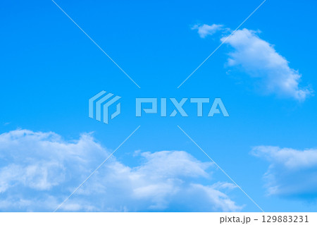 青空と白い雲 129883231