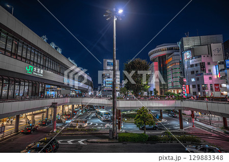 埼玉の巨大ターミナル、大宮駅西口の活気あふれる夜 129883348