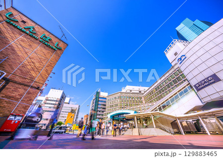 日本の東京都市景観8月21日。暑さ続く…ゆりかもめの新橋駅やJR新橋駅などを望む 129883465