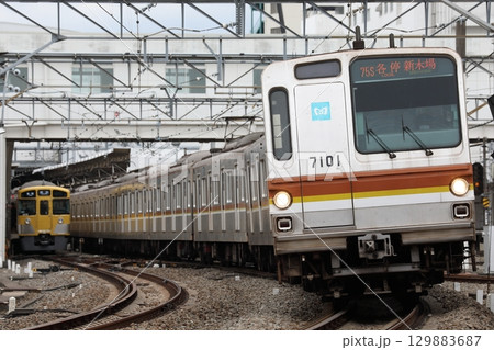 所沢駅を発車するメトロ7000系 7101F 所沢駅を発車するメトロ7000系 7101F 129883687
