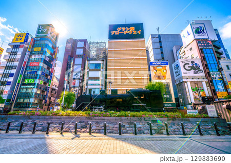 日本の東京都市景観8月21日。猛烈な暑さ続く…新橋・新橋SL広場前のSLや飲み屋街などを望む 129883690