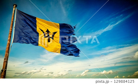 破けて朽ちた古いバルバドスの国旗。 破けて朽ちた古いバルバドスの国旗。 129884125