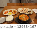 純豆腐チゲとキムチマンドゥ 129884167