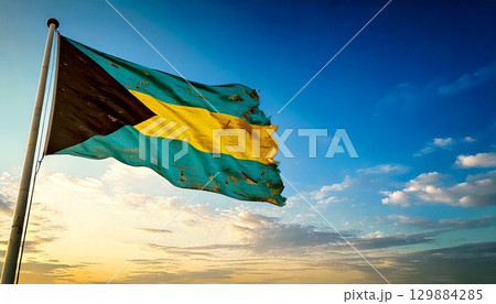 破けて朽ちた古いバハマの国旗。 129884285