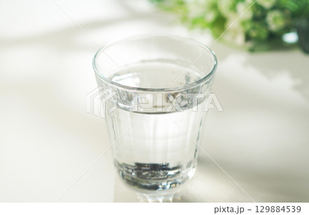 グラスに入ったミネラルウォーター グラスに入ったミネラルウォーター 129884539