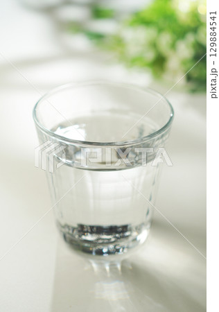グラスに入ったミネラルウォーター 129884541