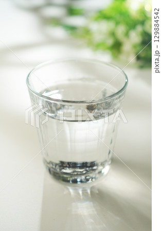 グラスに入ったミネラルウォーター 129884542