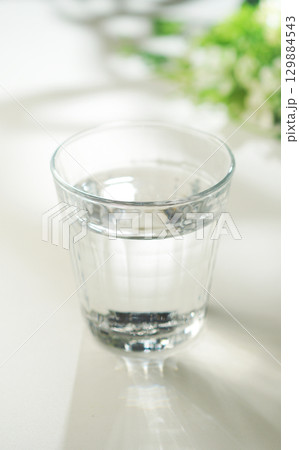 グラスに入ったミネラルウォーター 129884543