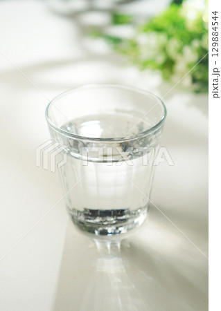 グラスに入ったミネラルウォーター グラスに入ったミネラルウォーター 129884544